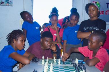 ABKODEL a initié des jeunes écoliers aux jeux d’échecs et de dames grâce au support de FOKAL
